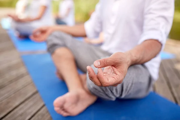 Nahaufnahme von Menschen, die Yoga-Übungen im Freien machen — Stockfoto