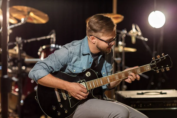 Homem tocando guitarra no ensaio do estúdio — Fotografia de Stock