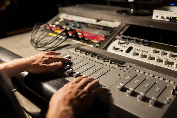 Ο άνθρωπος που χρησιμοποιεί την κονσόλα μίξης σε μουσική στούντιο ηχογράφησης — Φωτογραφία Αρχείου