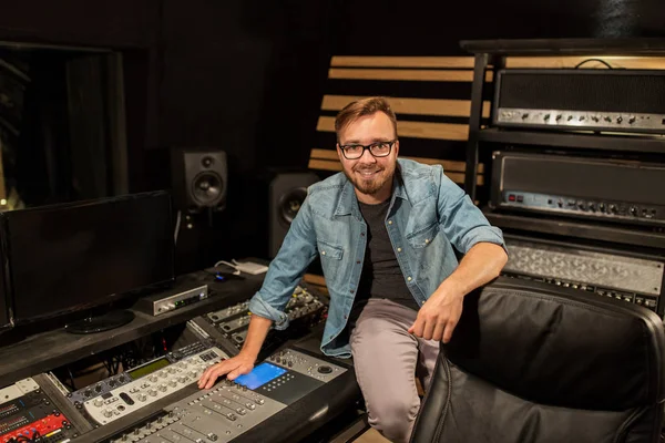 Homme à la console de mixage en studio d'enregistrement de musique — Photo