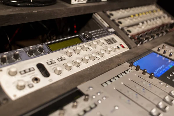 Консоль для микширования музыки в студии звукозаписи — стоковое фото