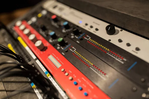 Console de mixagem de música no estúdio de gravação de som — Fotografia de Stock