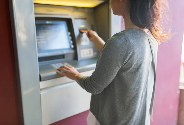 Zbliżenie kobieta Wkładanie karty do bankomatu — Zdjęcie stockowe