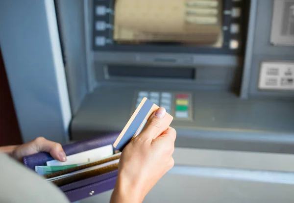 Handen met geld en creditcard bij ATM-machine — Stockfoto