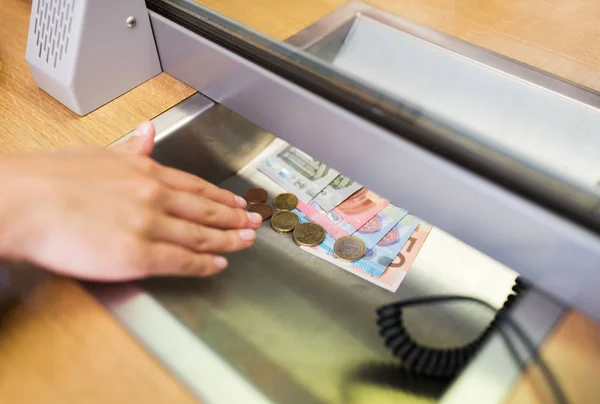 Χέρι με μετρητά στο γραφείο τράπεζα ή εναλλάκτη — Φωτογραφία Αρχείου