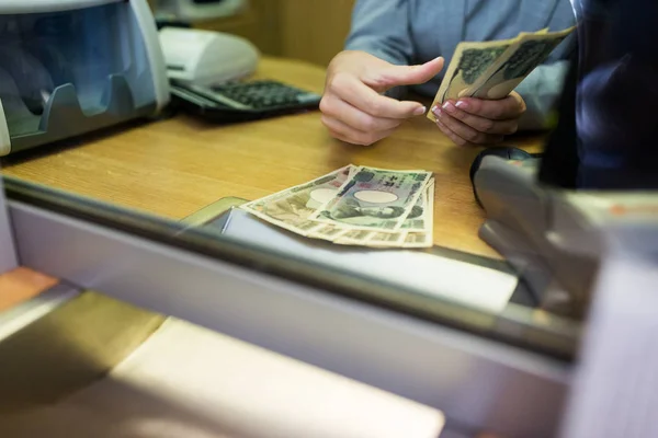 Sachbearbeiterin zählt Bargeld in Bankfiliale — Stockfoto