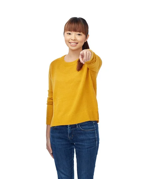 Feliz asiático joven mujer apuntando dedo en usted — Foto de Stock