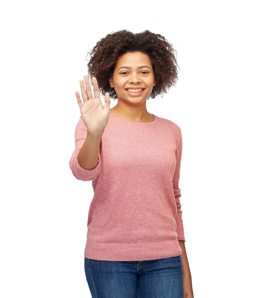 Feliz mulher africana acenando mão sobre branco — Fotografia de Stock