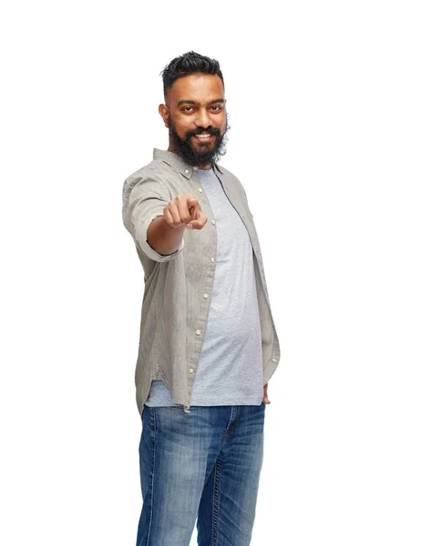 Счастливый улыбчивый индийский мужчина, указывающий на вас пальцем — стоковое фото