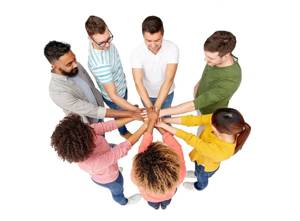Grup internațional de oameni fericiți care se țin de mână — Fotografie, imagine de stoc