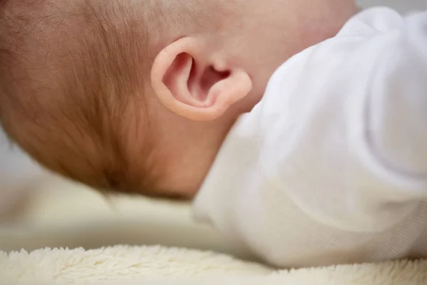 Крупним планом дитяче вухо — стокове фото