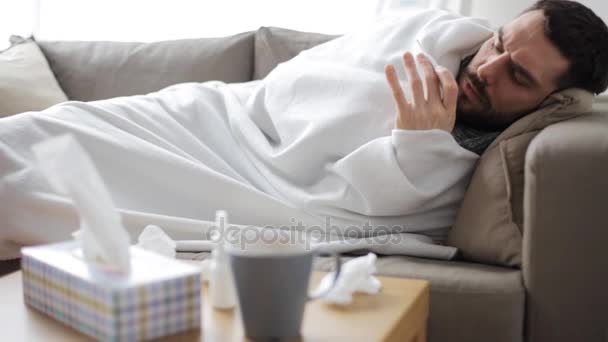 Άρρωστος άνθρωπος με θερμόμετρο έχοντας γρίπη στο σπίτι — Αρχείο Βίντεο