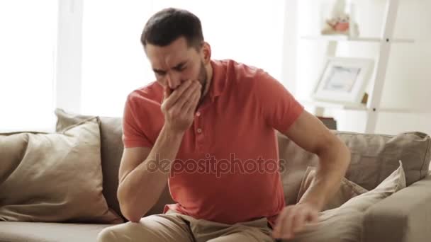 Homem doente infeliz tosse em casa — Vídeo de Stock