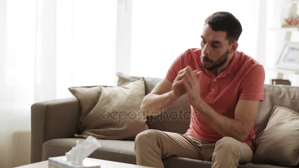 Malade homme soufflant nez à papier essuyer à la maison — Video