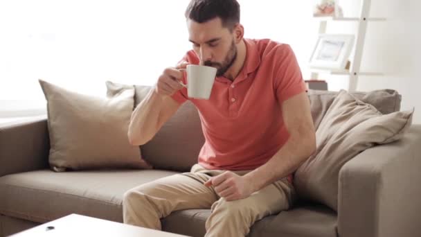 Ongelukkige man lijden kiespijn thuis — Stockvideo