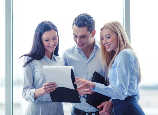 Business team looking at clipboard — Stock Photo, Image