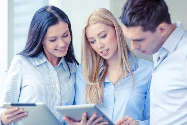 Equipo de negocios que trabaja con Tablet PC en la oficina —  Fotos de Stock