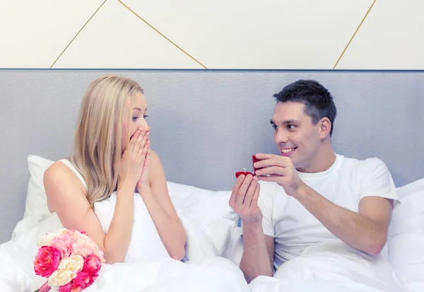 Man giving woman little red box and ring in it — Stock Photo, Image