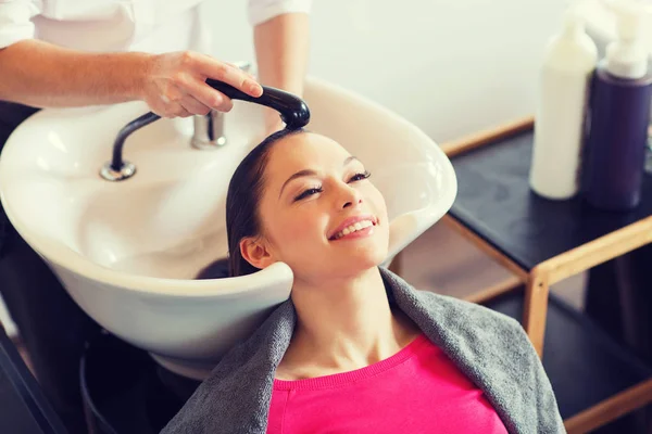 Heureuse jeune femme au salon de coiffure — Photo