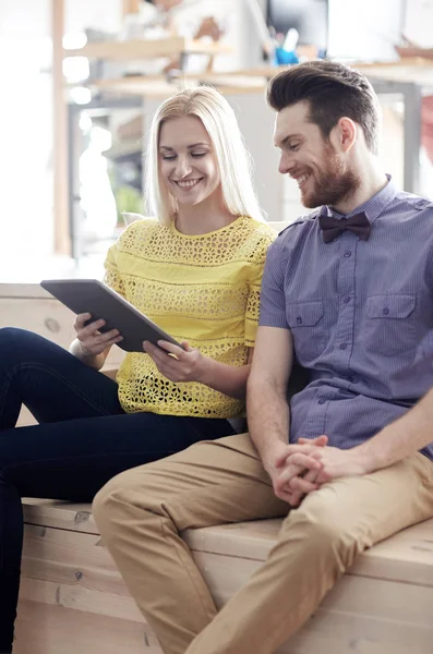 Glückliches Kreativteam mit Tablet-PC im Büro — Stockfoto