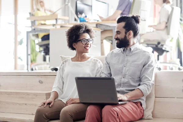 Glückliches Kreativteam mit Laptop im Büro — Stockfoto