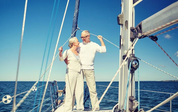 Casal sênior abraçando no barco à vela ou iate no mar — Fotografia de Stock