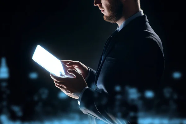 Närbild av affärsman med transparent TabletPC — Stockfoto