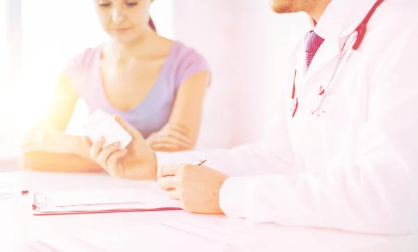 Paciente y médico recetando medicamentos — Foto de Stock