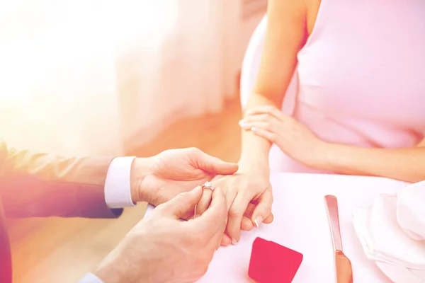 Nahaufnahme eines Mannes, der seinem Verlobten Ring an den Finger legt — Stockfoto