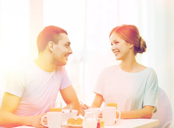 Coppia sorridente che fa colazione a casa — Foto Stock