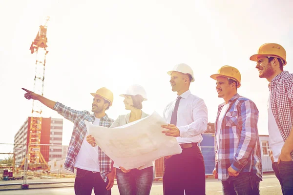 Groupe de constructeurs et d'architectes avec plan directeur — Photo