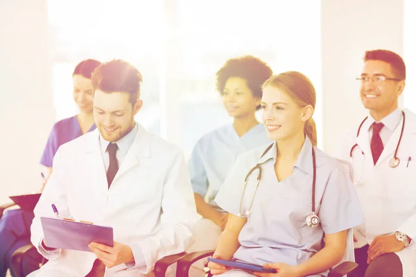 Grupo de médicos felices en el seminario en el hospital —  Fotos de Stock