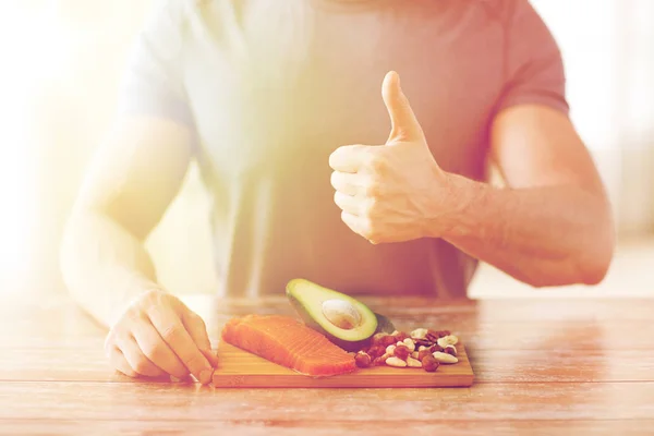 Närbild av manliga händer med mat rik på protein — Stockfoto