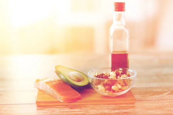 Закрытие бутылки с едой и оливковым маслом на столе — стоковое фото