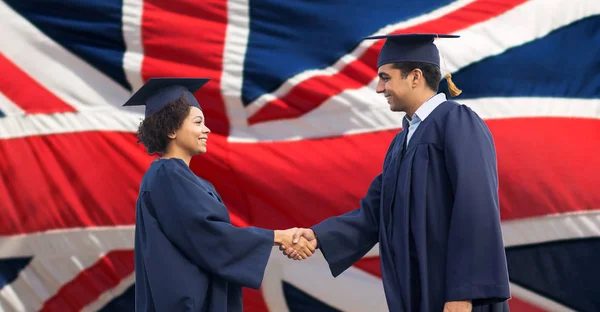 Glada studenter eller ungkarlar hälsning varandra — Stockfoto