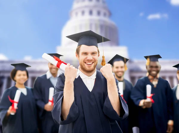 Estudante feliz com diploma celebrando a formatura — Fotografia de Stock