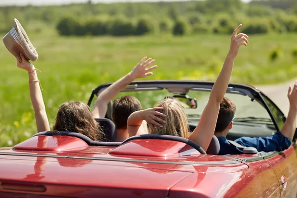 Amigos felices conduciendo en coche cabriolet en el país — Foto de Stock