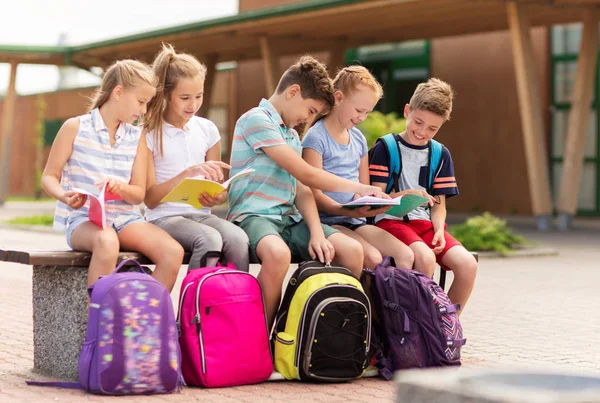 Gruppe glücklicher Grundschüler im Freien — Stockfoto