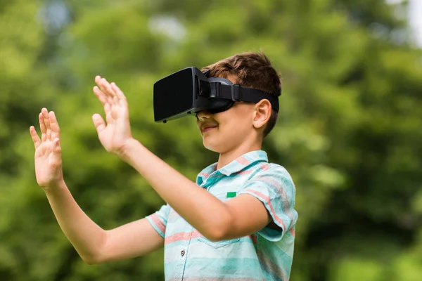 Niño con auriculares de realidad virtual al aire libre — Foto de Stock