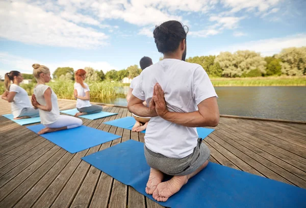 Gruppe von Menschen, die Yoga-Übungen im Freien machen — Stockfoto