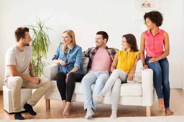 Groep gelukkige vrienden praten thuis — Stockfoto