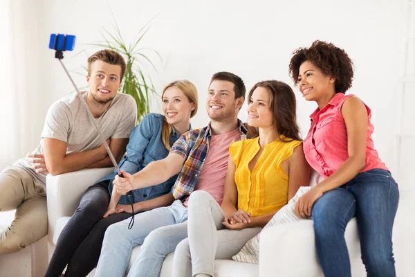 Amigos felices tomando selfie por teléfono inteligente en casa — Foto de Stock