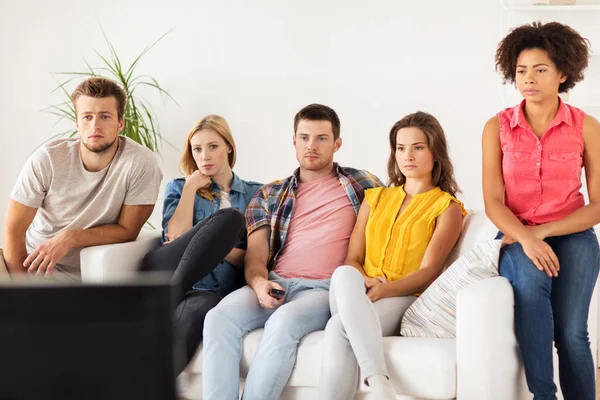 Друзі дивляться телевізор вдома — стокове фото