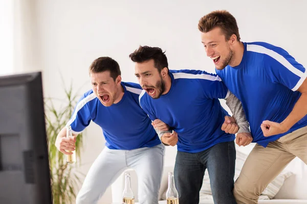 Amigos o aficionados al fútbol viendo fútbol en casa —  Fotos de Stock