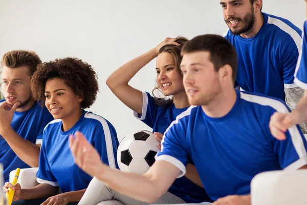 Vänner eller fotbollsfans titta på fotboll hemma — Stockfoto