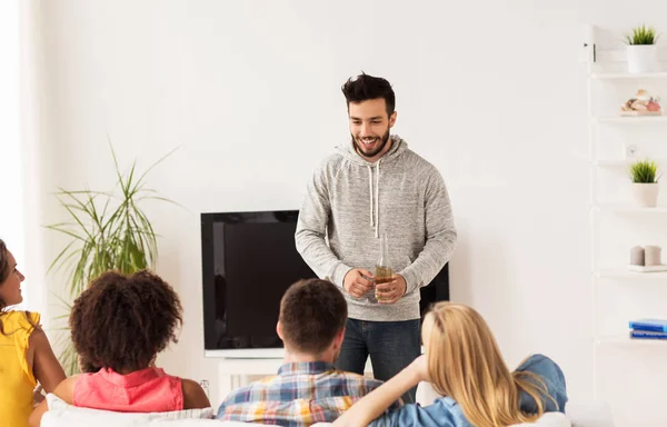 Grupo de amigos felizes conversando em casa — Fotografia de Stock