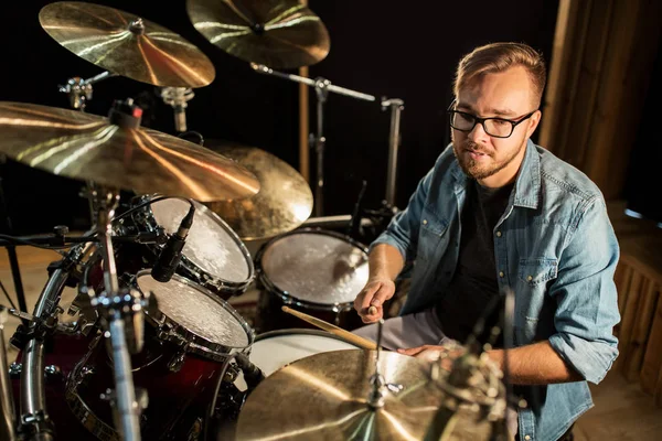 Male musician playing drums and cymbals at concert — Stock Photo, Image