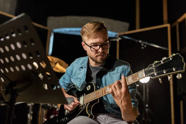 Mężczyzna gra na gitarze w studio prób — Zdjęcie stockowe