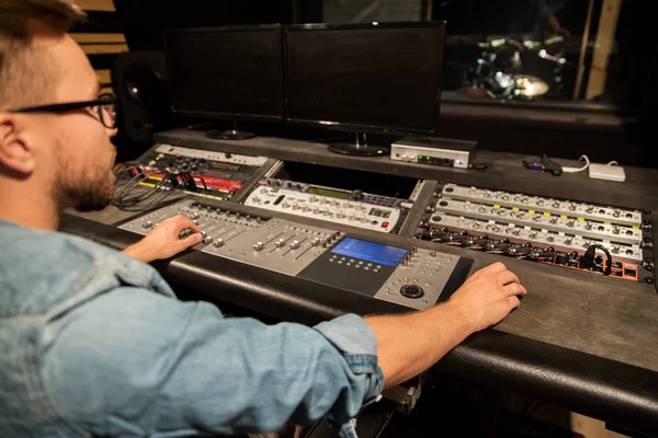 Uomo a mixare console in studio di registrazione musicale — Foto Stock