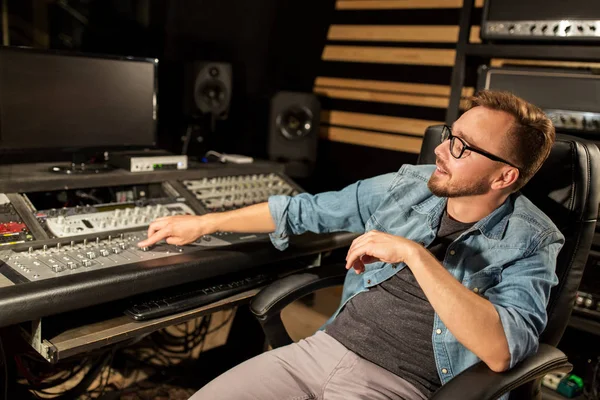 Man at mixing console in music recording studio — Stock Photo, Image